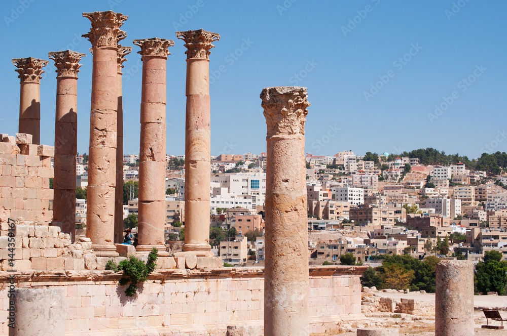 Giordania, 04/10/2013: lo skyline della nuova Jerash e le colonne corinzie del Tempio di Artemide nell'antica Gerasa, uno dei più grandi e meglio conservati siti di architettura romana al mondo