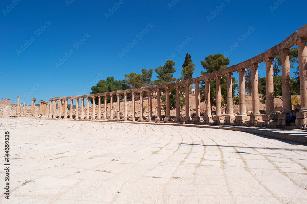 Jerash, Giordania, 04/10/2013: il Foro ovale, lastricato con pietre di calcare, dell'antica Gerasa, uno dei siti di architettura romana meglio conservati al mondo