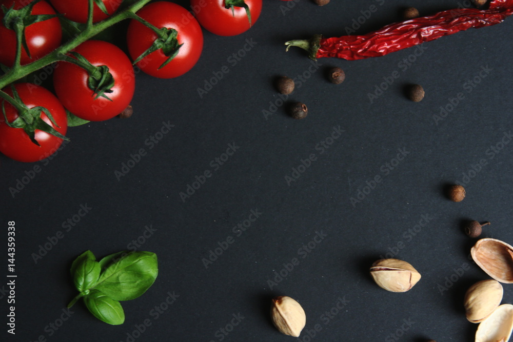 Czerwone, dojrzałe pomidory koktajlowe na gałązce na czarnym tle - obrazy, fototapety, plakaty 