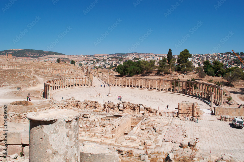 Giordania, 04/10/2013: lo skyline della moderna Jerash con vista del Foro ovale e del Cardo Massimo dell'antica Gerasa, uno dei siti di architettura romana meglio conservati al mondo