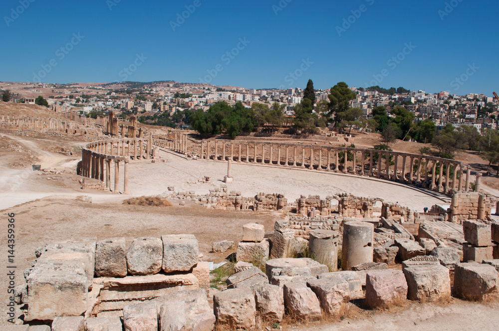 Giordania, 04/10/2013: lo skyline della moderna Jerash con vista del Foro ovale e del Cardo Massimo dell'antica Gerasa, uno dei siti di architettura romana meglio conservati al mondo