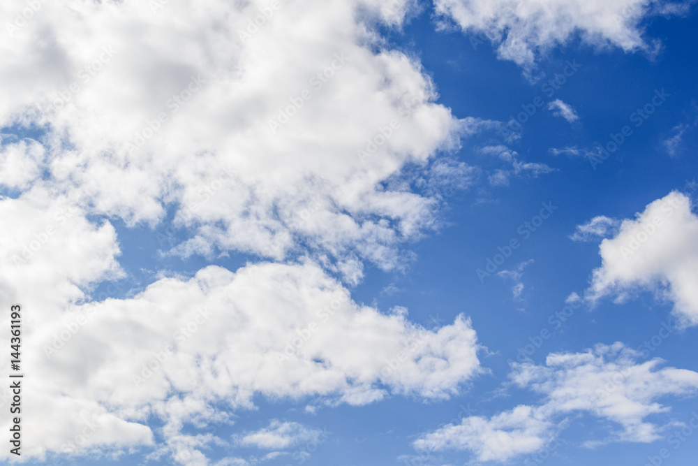 Fototapeta premium Białe chmury na niebieskim niebie