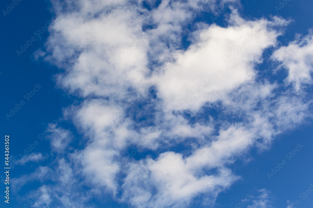 Fototapeta premium Białe chmury na niebieskim niebie