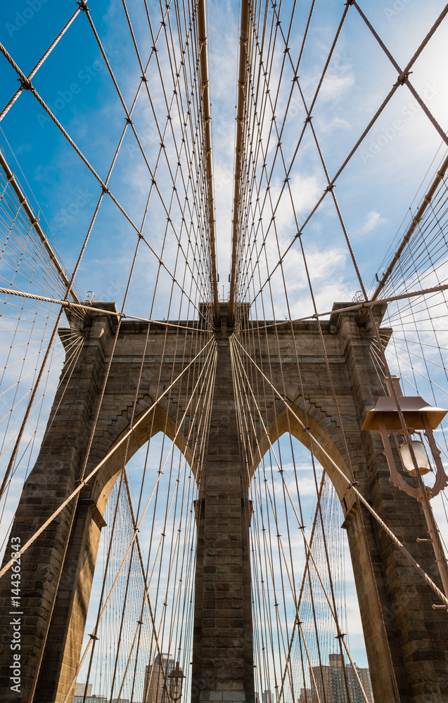 Fototapeta premium Widok na zawieszenie linowe Brooklyn Bridge w Nowym Jorku