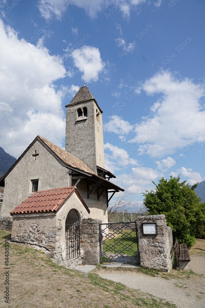 Alte Kirche in Südtirol im Frühling