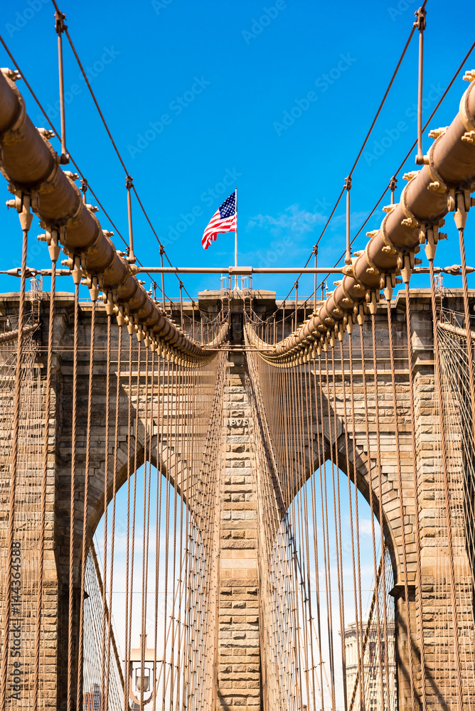 Naklejka premium amerykańska flaga latająca na łuku Brooklyn Bridge, Nowy Jork