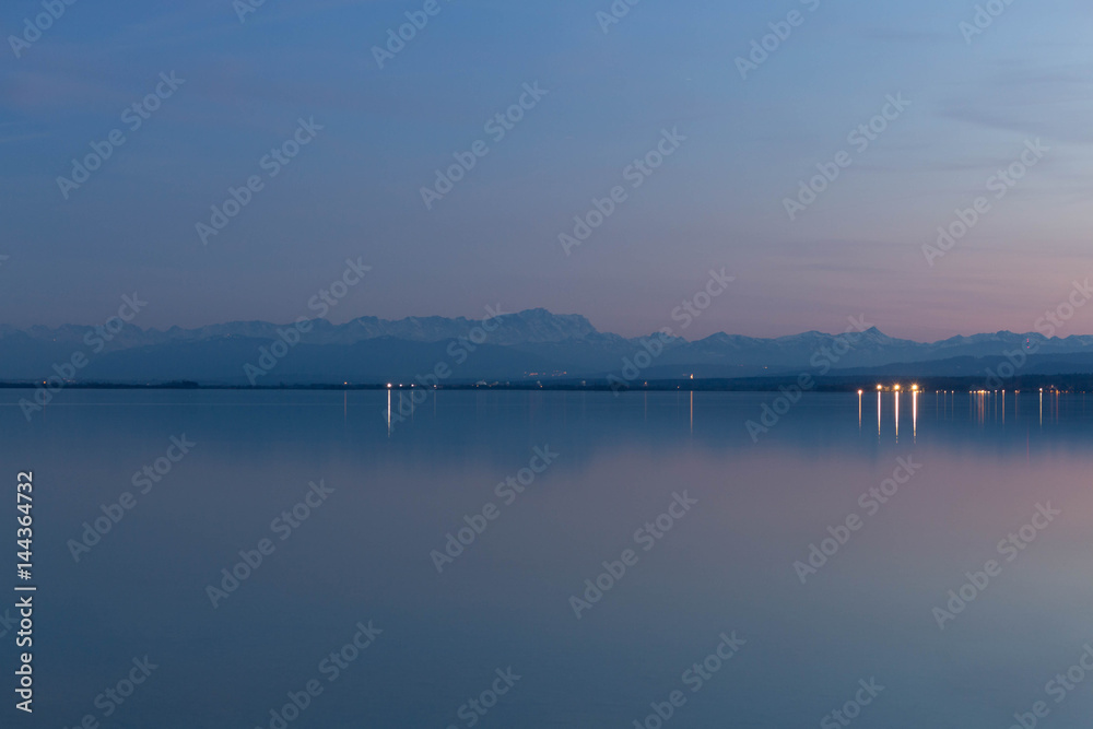 Alpenpanorama während der blauen Stunde am Ammersee