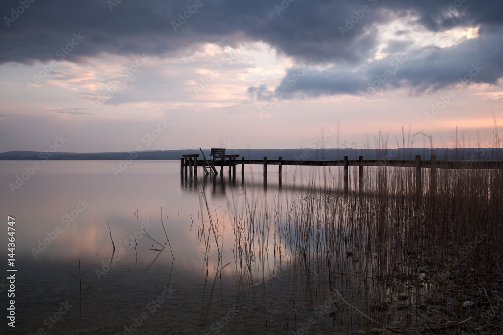 Regnerisches Wetter am See, wolkig