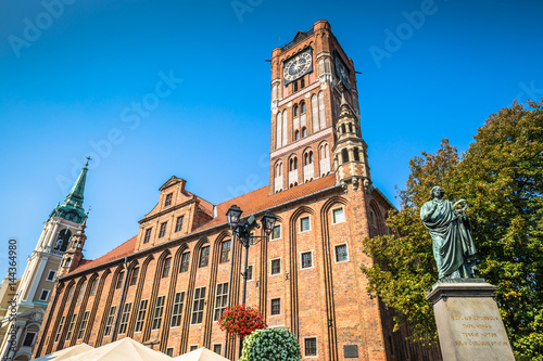 Obraz na płótnie Town hall and Copernicus monument in Torun old town Poland w salonie