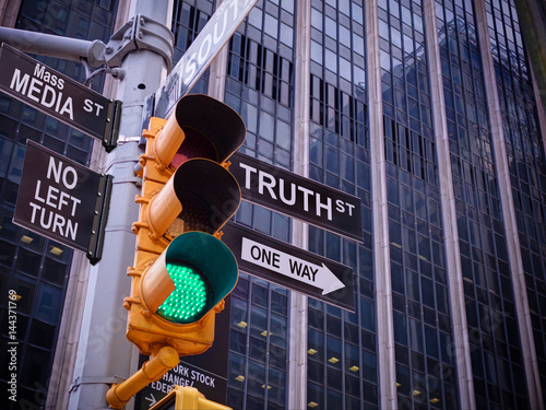 Canvastavla NYC Wall street yellow traffic green light black pointer guide One way to truth