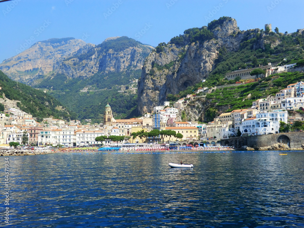 Amalfi, Italien, vom Meer aus gesehen im Sommer