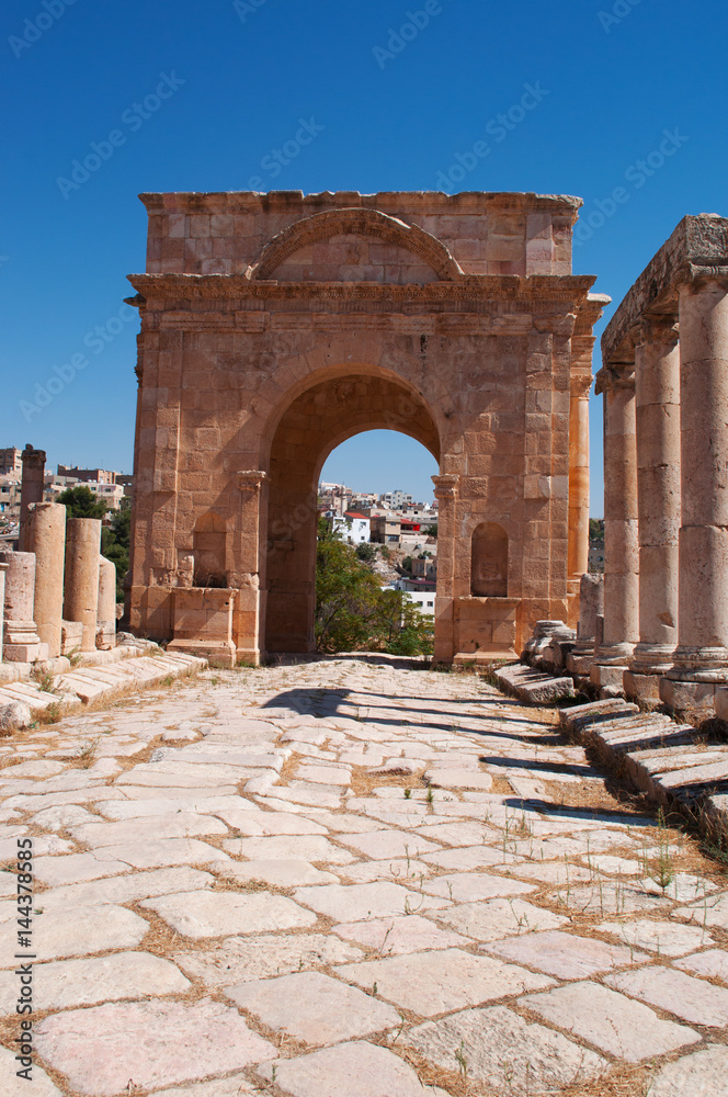 Jerash, Giordania, 04/10/2013: il Cardo Massimo, la strada colonnata lastricata con pietre di calcare dell'antica Gerasa, uno dei siti di architettura romana meglio conservati al mondo