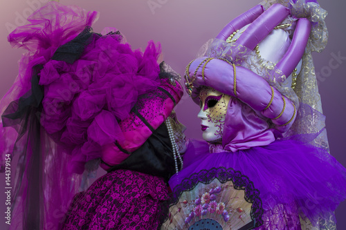 Fototapeta Naklejka Na Ścianę i Meble -  Couple dressed in masks for the Venice Carnival
