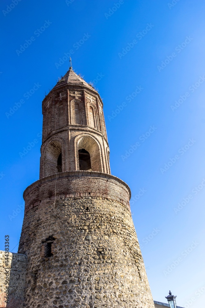 Городской пейзаж, красивая башня, храм, часовня. Архитектура Северного Кавказа, Грузия