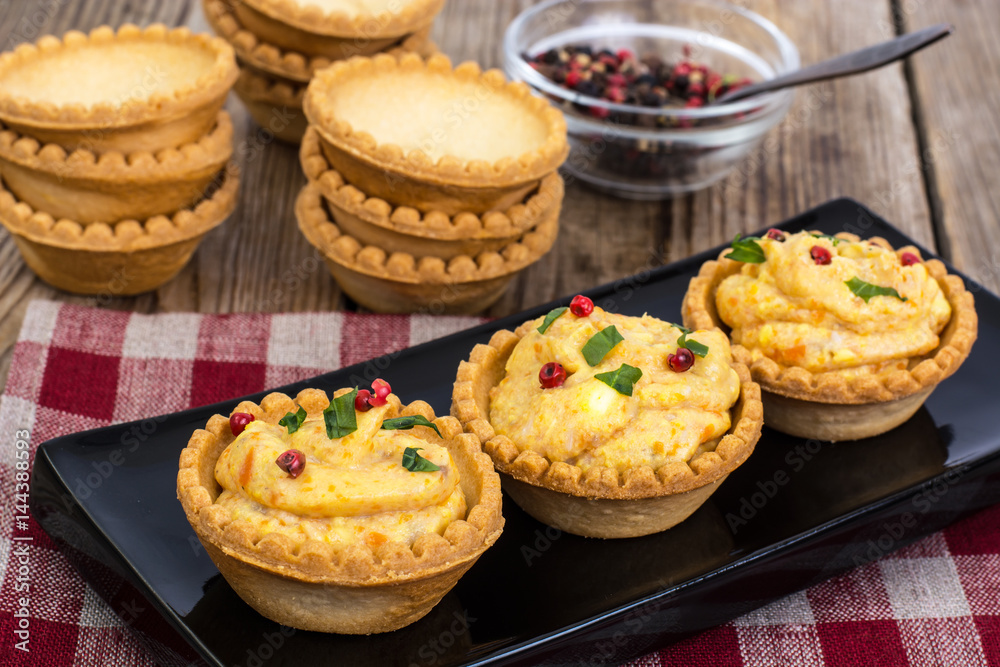Antipasti tartlets with gentle mousse Antipasti tartlets with gentle mousse