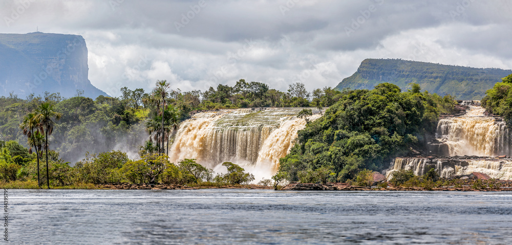 Obraz premium Hacha falls in the lagoon of Canaima national park (high resolution) - Venezuela, South America