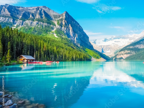 Piękna natura jeziora Louise w Parku Narodowym Banff, Kanada