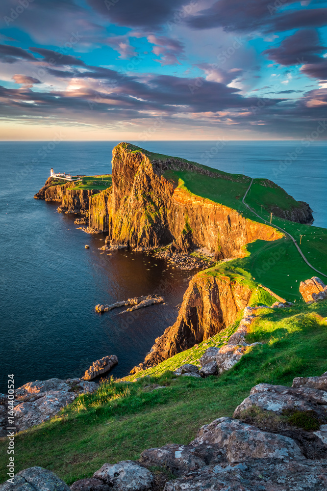 Fototapeta premium Piękny zachód słońca w latarni punkt Neist, Szkocja, Wielka Brytania