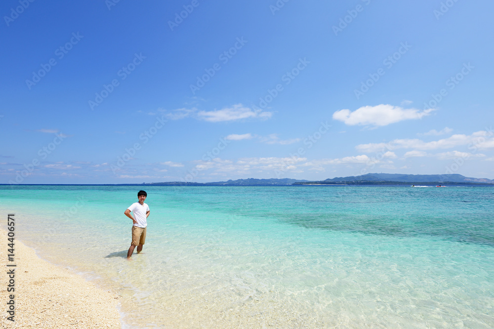 沖縄の美しいビーチで寛ぐ男性