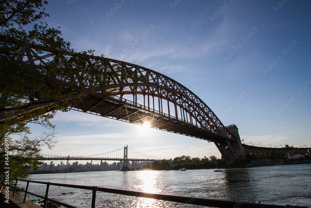 Naklejka premium The Hell Gate Bridge and the sun reflect on the river, New York