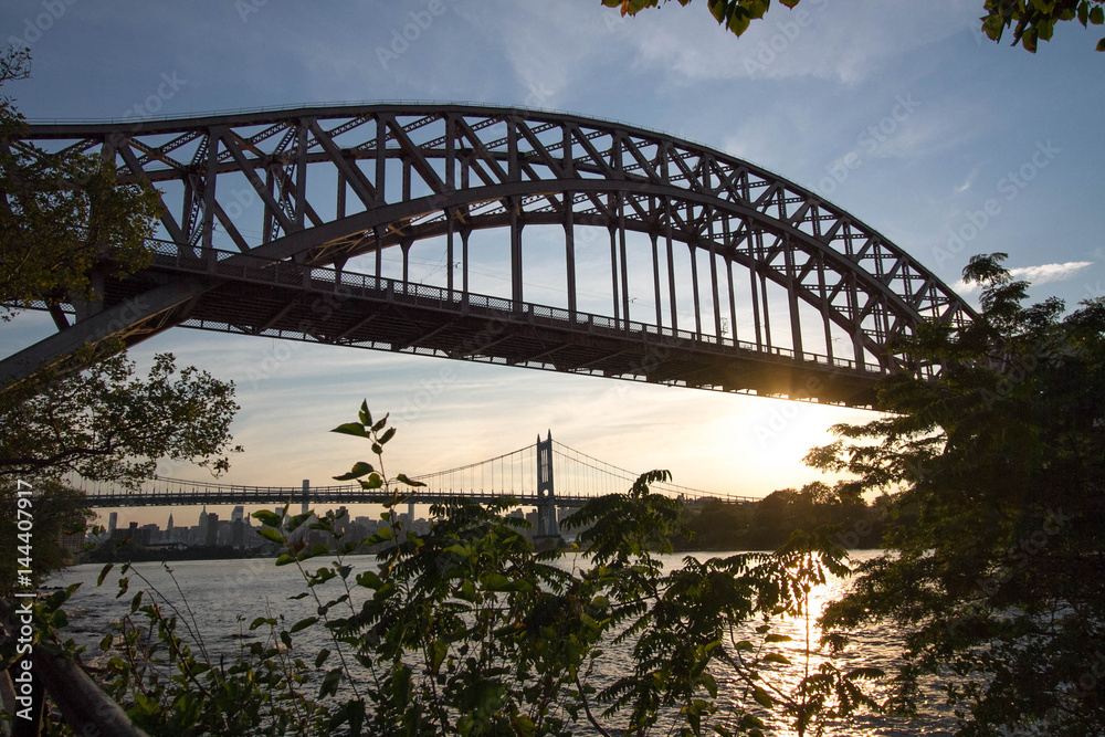 Naklejka premium Hell Gate Bridge and Triborough bridge over the river before sunset, New York