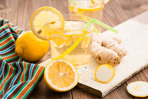 Лимон-имбирный лимонад в стакане