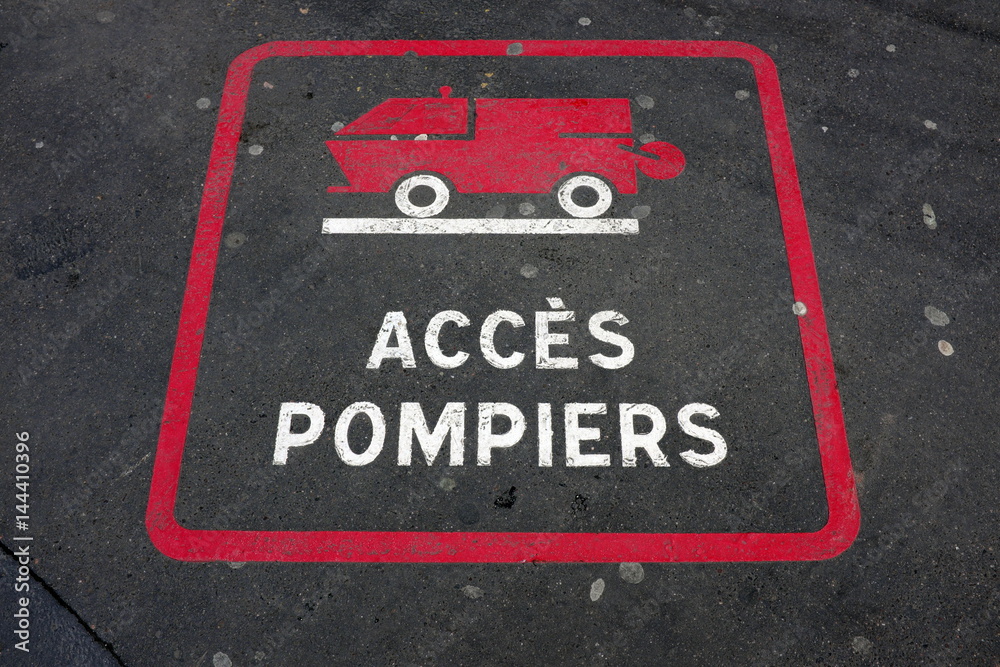 Acces Pompier Marquage Au Sol Avec Dessin De Camion De Pompiers Rouge Stock Photo Adobe Stock