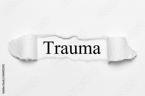 Trauma auf weißen gerissenen Papier photo