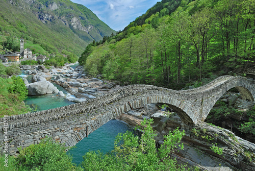 die bekannte Bogenbrücke Ponte dei Salti im Verzascatal bei Lavertezzo,Kanton Tessin,Schweiz
