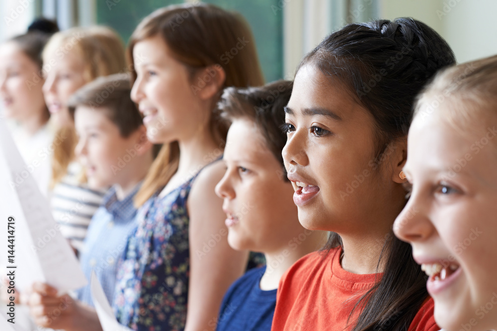 Obraz premium Group Of Children Enjoying Singing Group