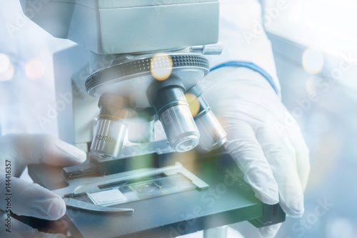 Foto medical laboratory, scientist hands using microscope for chemistry ,biology test samples,examining liquid,Doctor equipment,Scientific and healthcare research background