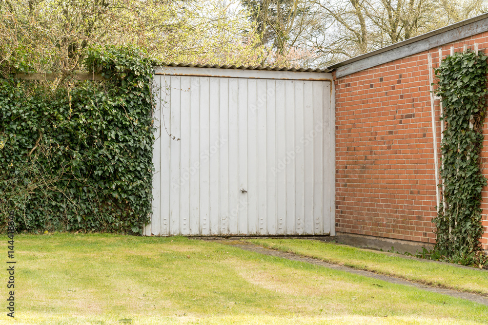 Alte Garage mit verwittertem Tor Alte Garage mit verwittertem Tor