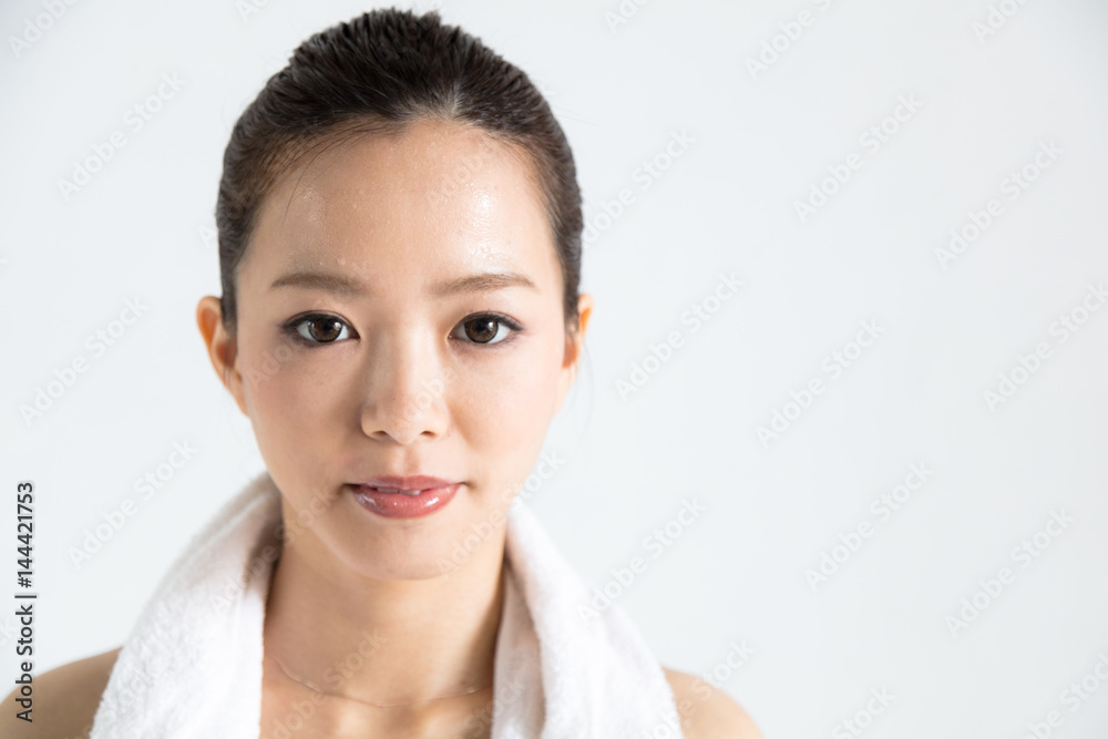 フィットネス 汗をかいた女性 フィットネス 汗をかいた女性
