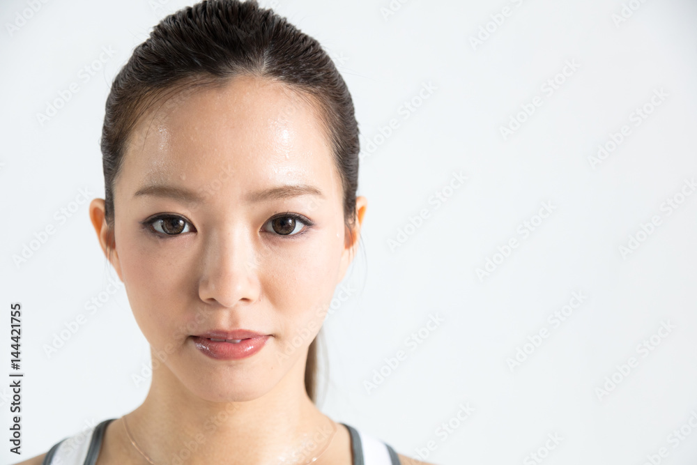 フィットネス 汗をかいた女性 フィットネス 汗をかいた女性