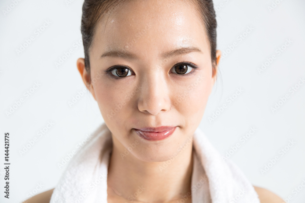 フィットネス 汗をかいた女性 フィットネス 汗をかいた女性