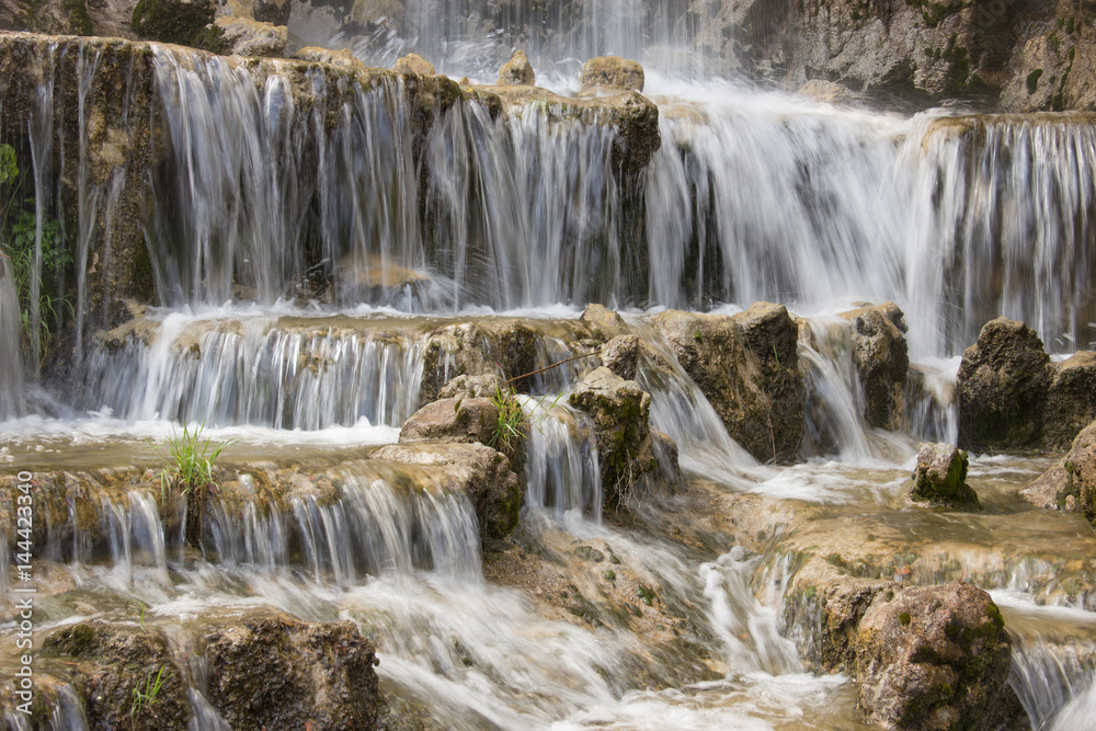 Acqua in cascate sulle rocce