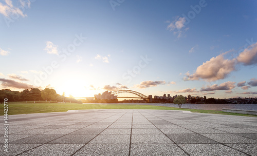 Canvas Print empty floor with bridge and cityscape of modern city