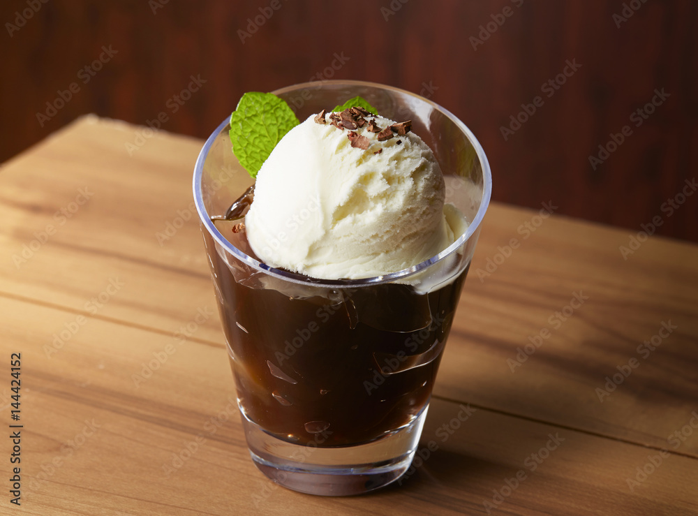 コーヒーゼリー　バニラアイス添え