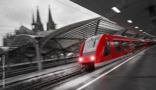 Fototapeta kolonia miasto niemcy i czerwony pociąg