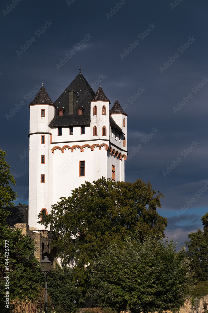 Kuurfürstliche Burg in Eltville vor einem Gewitter