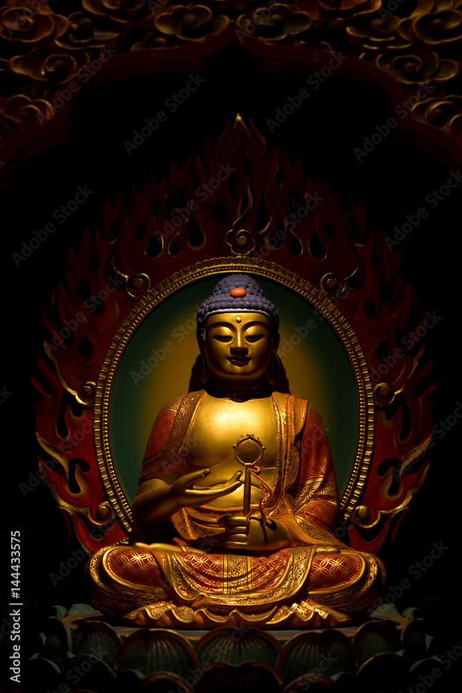 Fototapeta premium buddha statue in temple