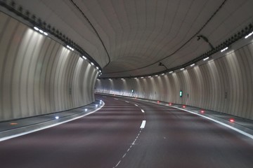 Fotobehang Tunnel Snelwegtunnel met lichtsporen verkeer  © tina7si