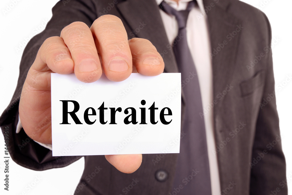 Homme tenant une carte avec le mot retraite écrit dessus Homme tenant une carte avec le mot retraite écrit dessus