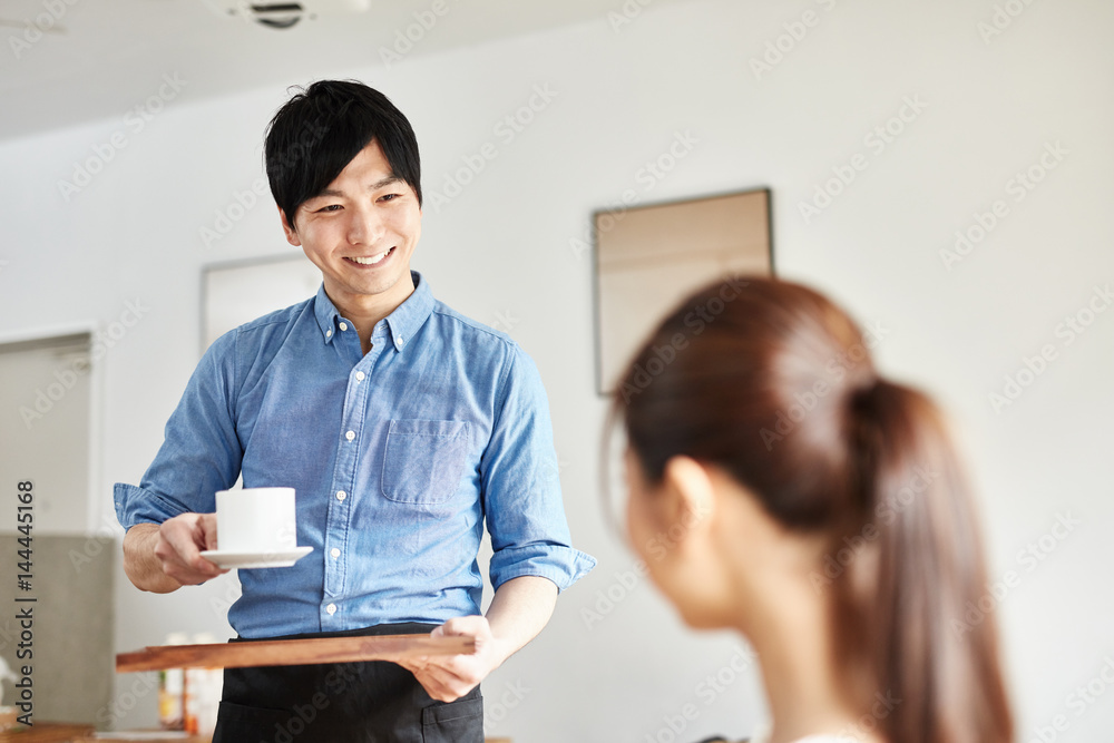 カフェで働く男性 カフェで働く男性