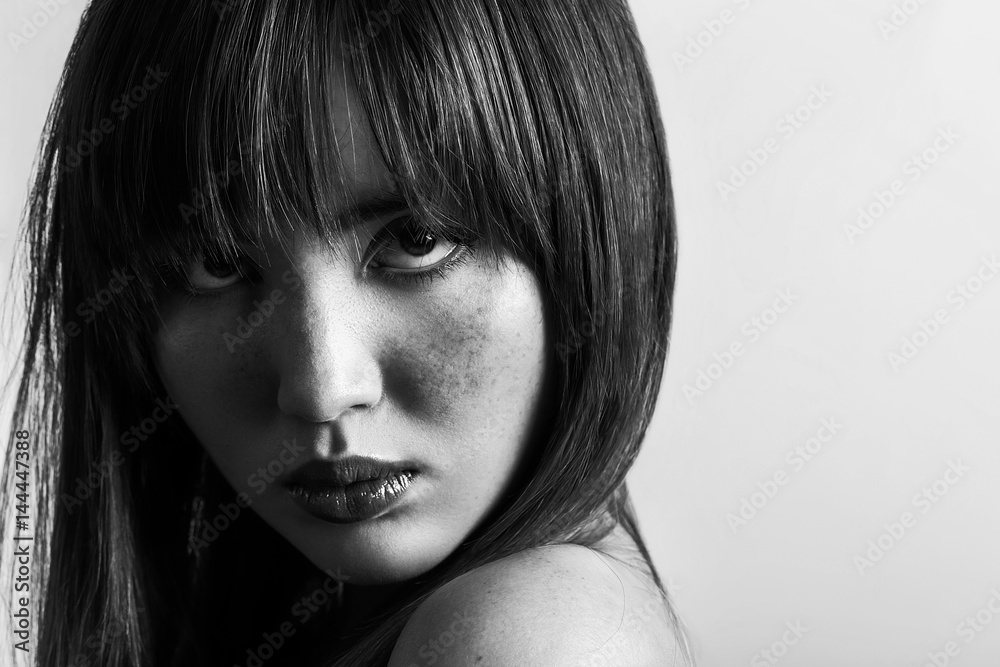 Φωτογραφία Gorgeous girl with freckles closeup portrait black and white