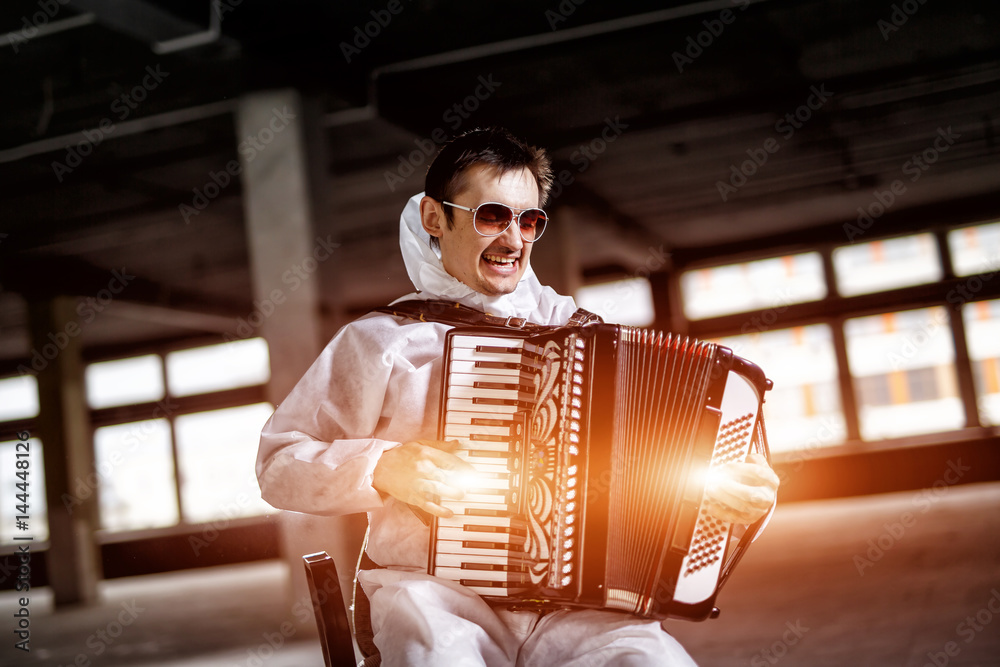 Εκτύπωση καμβά The musician playing the harmonica, accordion in the hall with columns