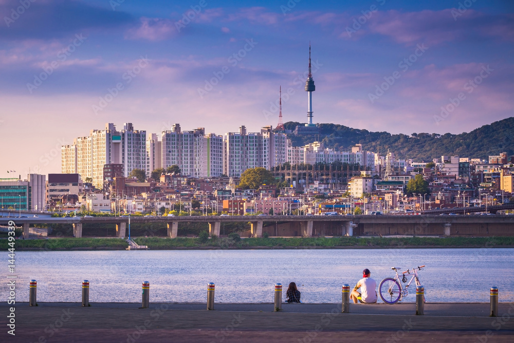Obraz premium han river and n seoul tower, miasto seul w ciągu dnia, korea południowa.