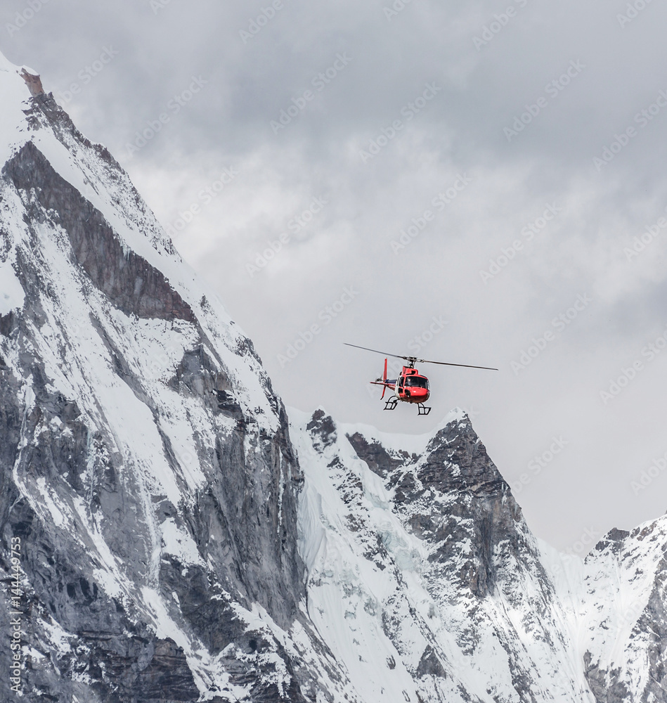 Φωτογραφία Rescue helicopter on background of the Lingtren peak- Everest region, Nepal, Him