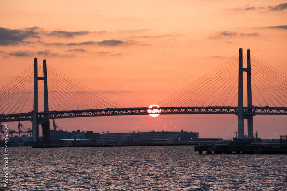 Obraz premium 横浜のベイブリッジと朝日 