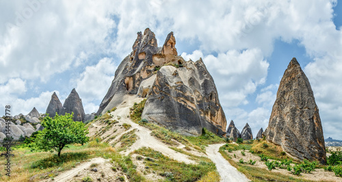 Photo Panorama of a geological formation consisting of volcanic tuff with cave dwelling